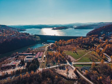 10.29.2021 Bieszczady, Polonya. Solina Lake Barajı kuş bakışı bir bakış açısıyla görülüyor. Yüksek kalite fotoğraf