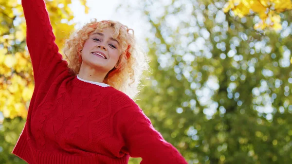 Attraktive Blonde Lockenkopf Mädchen Rotem Pullover Genießt Ihre Zeit Park — Stockfoto