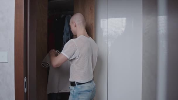 Jonge Millennial Niet Binaire Homo Mesh Shirt Zoek Naar Kleding — Stockvideo