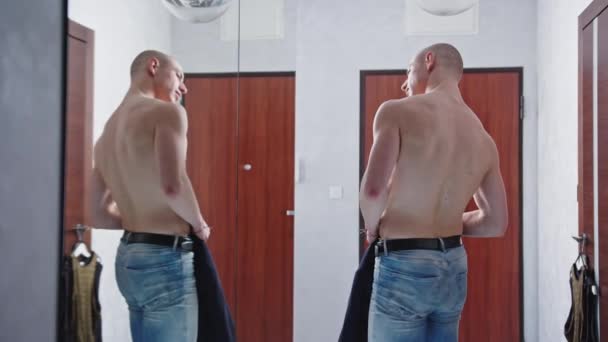 Sexy Musculoso Calvo Hombre Gay Sin Camisa Mirándolo Espejo Apretando — Vídeos de Stock