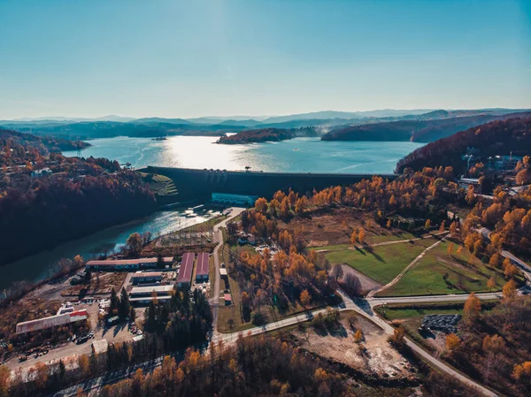 10.29.2021 Bieszczady, Polonya. Solina Gölü Barajı 'nda kuşbakışı manzara, parlak su, tatiller.