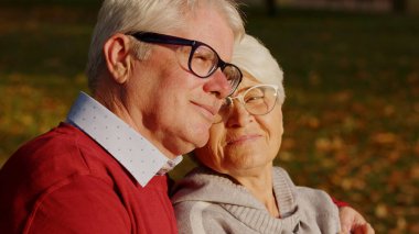 Koca, yaşlı kadınların omuzlarına elini koyar, kadın gözlerini kapatır yaşlı insanların desteklediği fotokopi alanını kapatır. Yüksek kalite fotoğraf