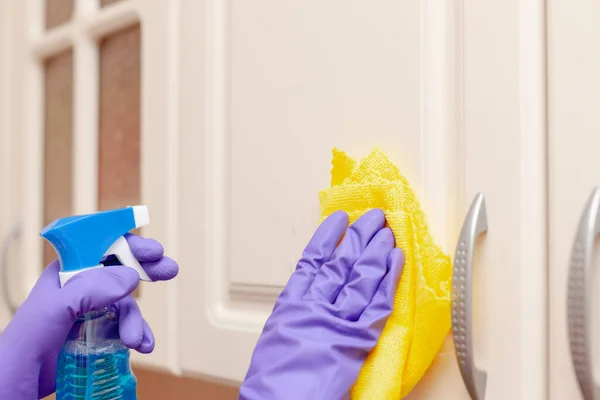 Mujeres mano limpia la puerta de la cocina de cerca — Foto de Stock