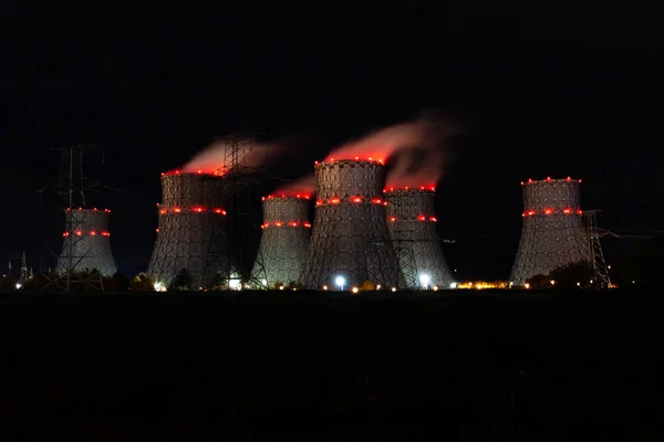 Wieże chłodnicze elektrowni jądrowej w nocy — Zdjęcie stockowe