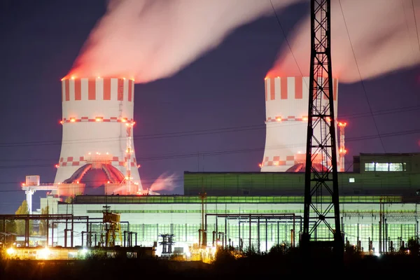 Elektrownia atomowa w nocy. Emisje do powietrza — Zdjęcie stockowe