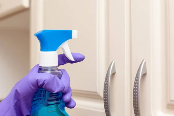 Дезінфекція дверей кухонного шафи від коронавірусу — стокове фото