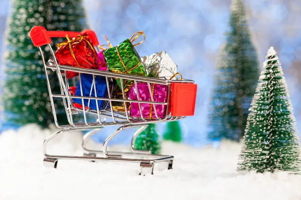 クリスマス・ショッピング。新年の贈り物とスーパートロリー。お正月のグリーティングカード — ストック写真