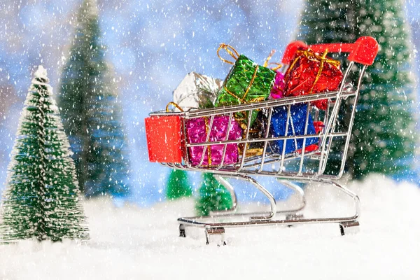クリスマス・ショッピング。新年の贈り物とスーパートロリー。お正月のグリーティングカード — ストック写真