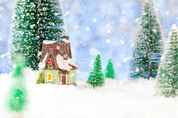Χριστουγεννιάτικη κάρτα. Ένα σπιτάκι παιχνιδιών ανάμεσα σε πεύκα στο χιόνι. Αντιγραφή χώρου, έννοιας — Φωτογραφία Αρχείου
