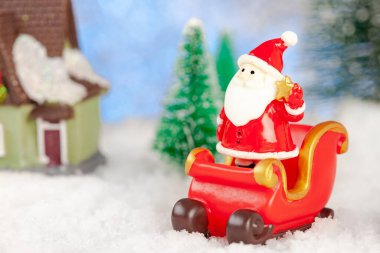 Karda bir evin yakınındaki kızakta Noel Baba, kopyalama alanı, konsept