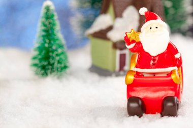 Karda bir evin yakınındaki kızakta Noel Baba, kopyalama alanı, konsept