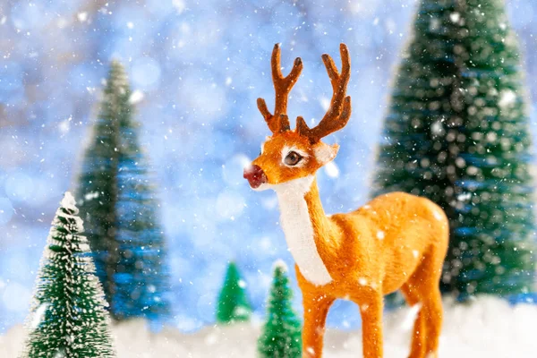 Παιχνίδι ελάφι σε ένα χιονισμένο δάσος, κάρτα Πρωτοχρονιάς, έννοια — Φωτογραφία Αρχείου