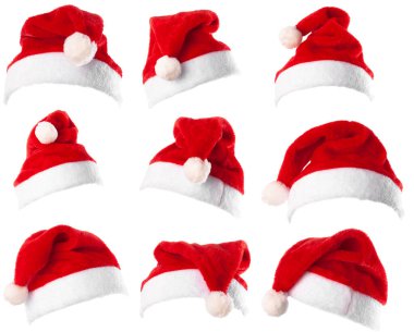 Beyaz arka planda 9 adet kırmızı Noel Baba şapkası var.