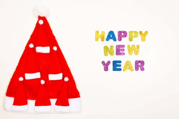 Napis Szczęśliwego Nowego Roku na białym tle, Nowe Drzewo Roku z czapki Nowy Rok — Zdjęcie stockowe