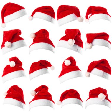 Beyaz arka planda izole edilmiş 16 adet kırmızı Noel Baba şapkası.