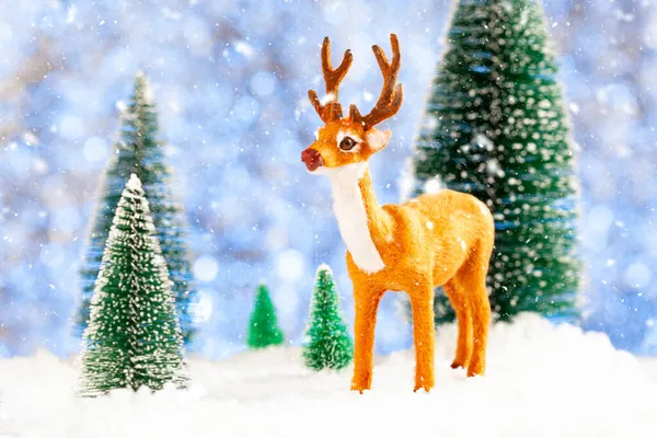 Παιχνίδι ελάφι σε ένα χιονισμένο δάσος, κάρτα Πρωτοχρονιάς, έννοια — Φωτογραφία Αρχείου