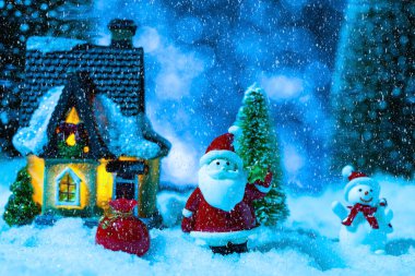 Noel Baba, köy evinin yakınındaki bir kızakta. Kar yağıyor, gece. Yeni yıl tebrik kartı, konsept