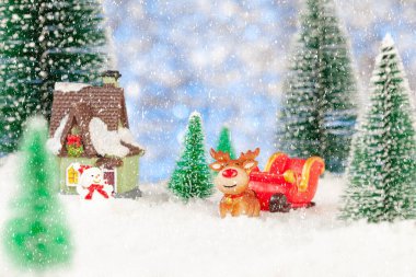 Noel Baba kızağı, ren geyiği ve kardan adam arabası köyde, karda yemek yedi.