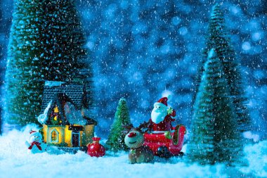 Noel Baba, köy evinin yakınındaki bir kızakta. Kar yağıyor, gece. Yeni yıl tebrik kartı, konsept
