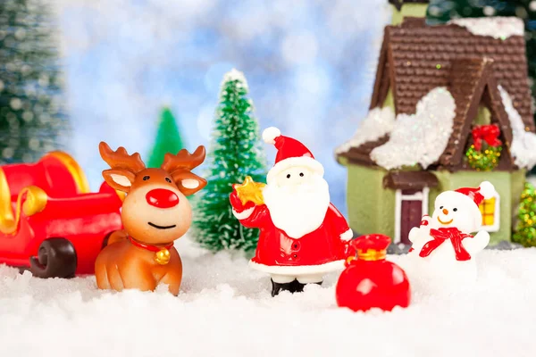 Noel Baba 'nın evinin yakınında olduğu yeni yıl tebrik kartı. Kavram