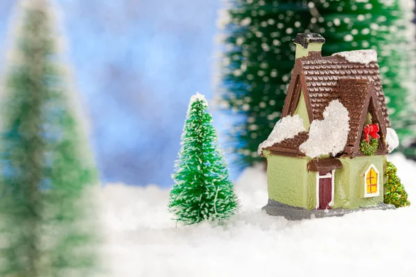 Casa giocattolo nella neve, biglietto di auguri per Capodanno. Copia spazio, concetto — Foto Stock