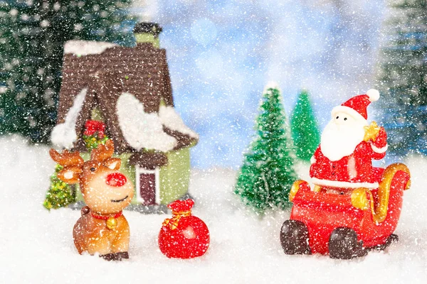 Ano novo e cartão de felicitações de Natal, Papai Noel e rena com presentes no trenó, conceito — Fotografia de Stock