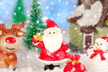 Noel tebrik kartı, Noel Baba, kardan adam ve kızakta hediyeleri olan ren geyiği, konsept