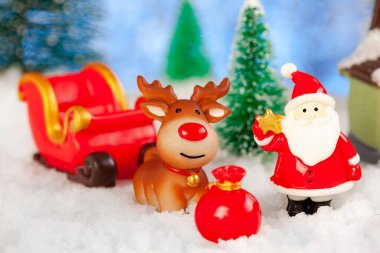 Mutlu Noeller tebrik kartı, Noel Baba ve karda kızak, oyuncaklar.