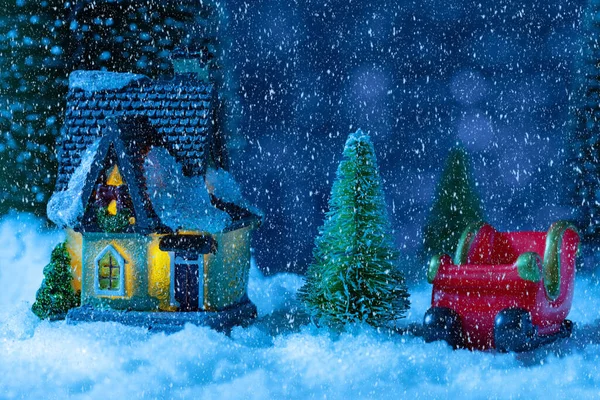 Vrolijk kerstkaartje, kerstman en slee in de sneeuw, speelgoed — Stockfoto