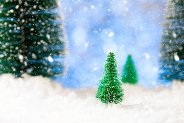 Yeni yıl kartı, kış ormanı, yapay ladin.