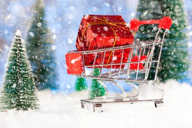 Yeni yıl ve noel alışverişi hediyeler için, süpermarket sepeti kar üzerinde hediye kutusu, konsept