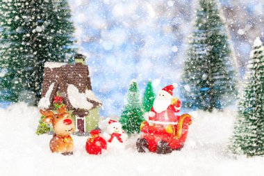 Yeni yıl ve Noel tebrik kartı, Noel Baba ve kızakta hediyeleri olan ren geyiği, konsept