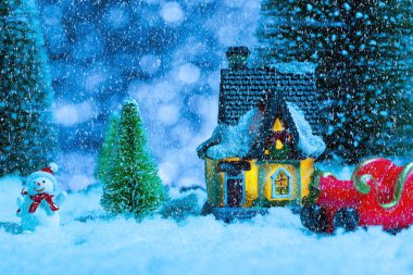 Noel Baba, köy evinin yakınındaki bir kızakta. Kar yağıyor, gece. Yeni yıl tebrik kartı, konsept