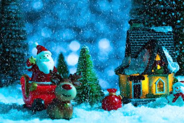 Yeni yıl ve Noel tebrik kartı, Noel Baba ve kızakta hediyeleri olan ren geyiği, konsept