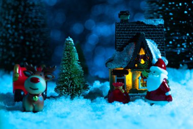 Yeni yıl ve Noel tebrik kartı, Noel Baba ve kızakta hediyeleri olan ren geyiği, konsept