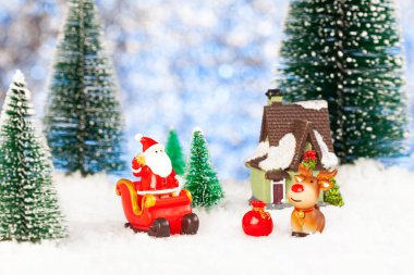 Yeni yıl ve Noel tebrik kartı, Noel Baba ve kızakta hediyeleri olan ren geyiği, konsept