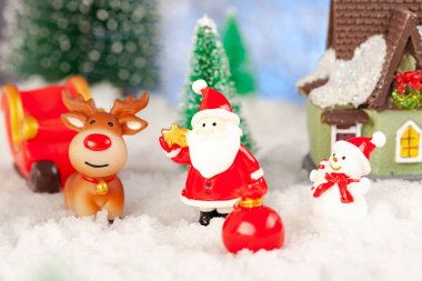 Yeni yıl ve Noel tebrik kartı, Noel Baba ve kızakta hediyeleri olan ren geyiği, konsept