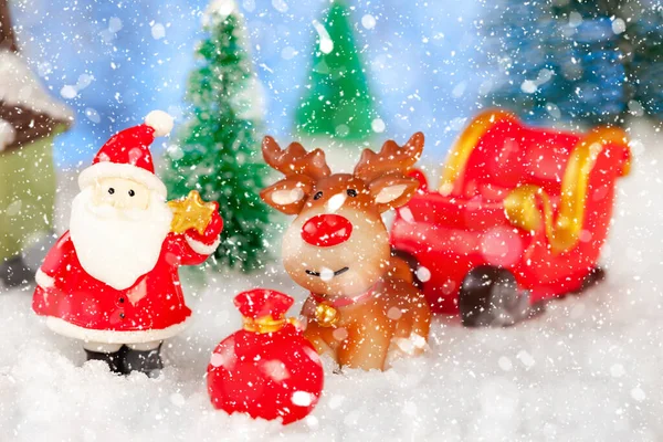 Ano novo e cartão de felicitações de Natal, Papai Noel e rena com presentes no trenó, conceito — Fotografia de Stock