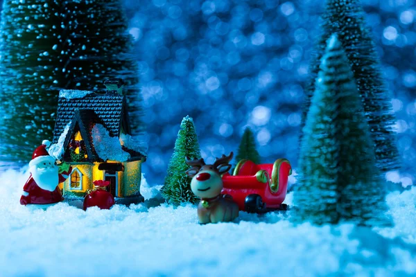 Καλά Χριστούγεννα ευχετήρια κάρτα, Άγιος Βασίλης και έλκηθρο στο χιόνι, παιχνίδια — Φωτογραφία Αρχείου
