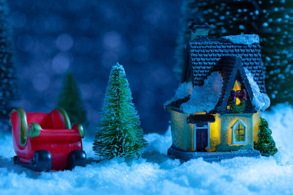 поздравительные открытки на Рождество, Санта Клаус и сани в снегу, игрушки