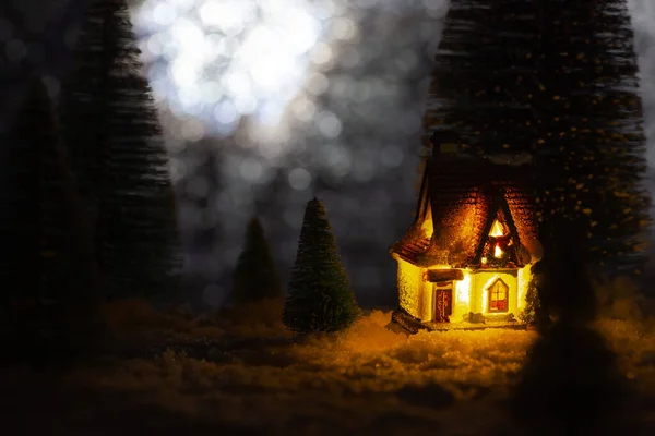 Jouet petite maison dans les bois la nuit, conte de Noël — Photo