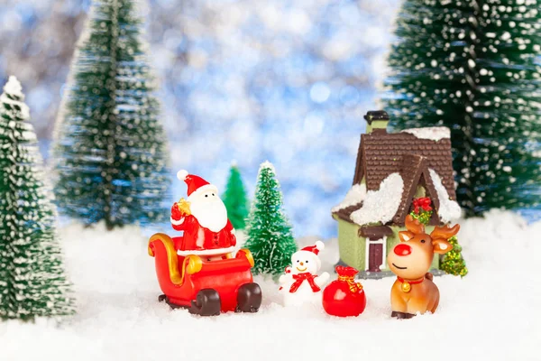 Natal cartão de saudação, Papai Noel, boneco de neve e renas com presentes no trenó, conceito — Fotografia de Stock