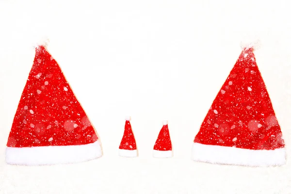 Cuatro sombreros de Navidad sobre un fondo blanco, concepto, espacio de copia — Foto de Stock