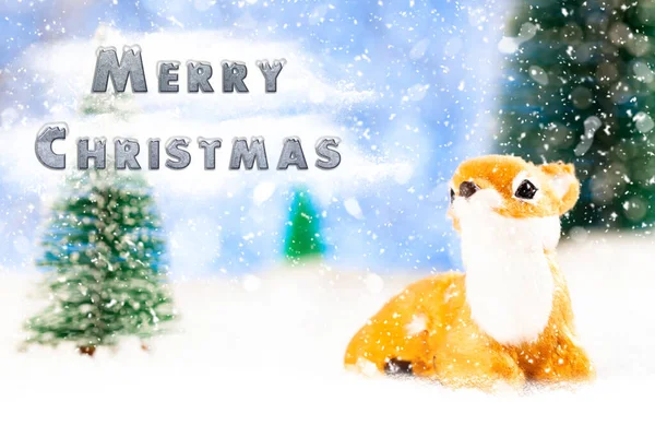 Noworoczna kartka z życzeniami. Mały jeleń siedzi w śniegu. Wokół jodłowych zabawek — Zdjęcie stockowe