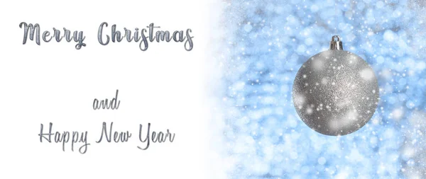 Mutlu Noeller ve mutlu yıllar konsepti. Gümüş Noel ağacı topu — Stok fotoğraf