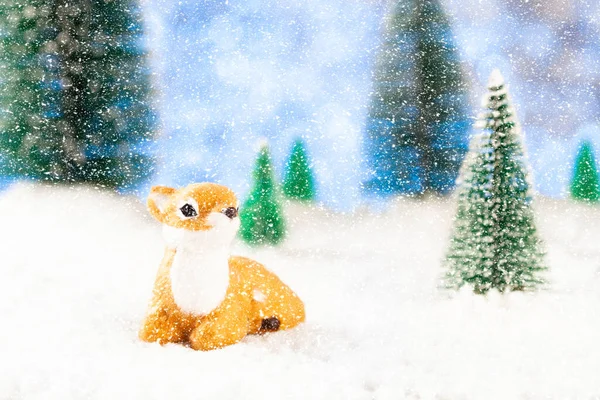 Χαιρετισμός κάρτα νέο έτος με ελάφια στο δάσος το χειμώνα — Φωτογραφία Αρχείου