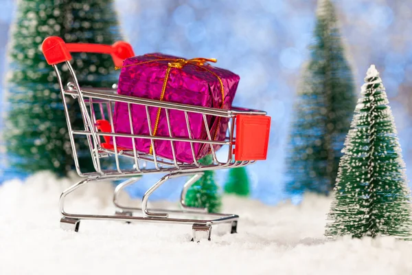 クリスマスショッピングギフトショッピングスーパーマーケット雪のバスケットコンセプト — ストック写真