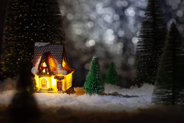 Игрушечный домик в лесу ночью, рождественская сказка — стоковое фото