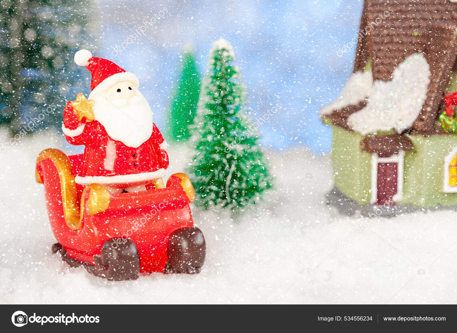Santa y trineo en la nieve, abetos artificiales alrededor, de felicitación de Navidad: fotografía de stock © glavbooh #534556234 | Depositphotos