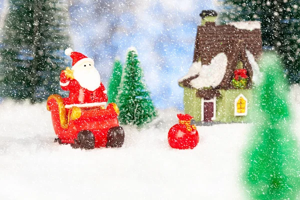 Καλά Χριστούγεννα ευχετήρια κάρτα, Άγιος Βασίλης και έλκηθρο στο χιόνι, παιχνίδια — Φωτογραφία Αρχείου